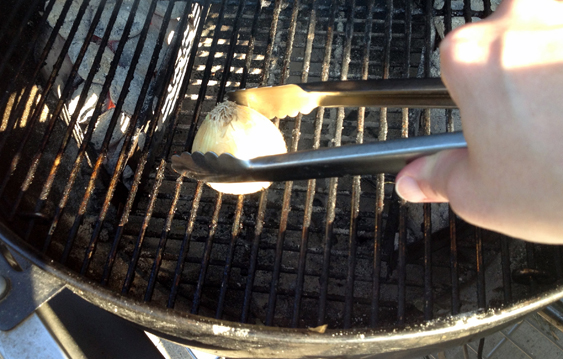 Grilling_CleaningGrillWithOnion.jpg