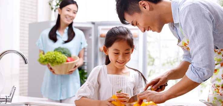 ReasonsToCookAtHome_FamilyCookingTogether.jpg